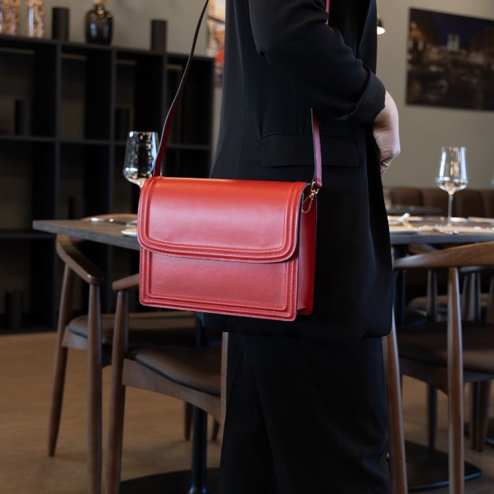 Italiensk håndveske i rødt skinn