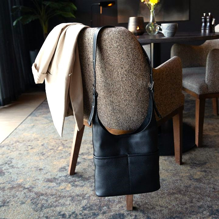 Sort Skinnveske med Magnetlås og Justerbar Stropp