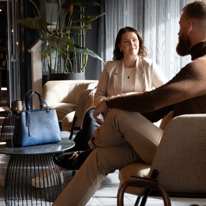 Dameveske i mørkblått skinn fra Italia