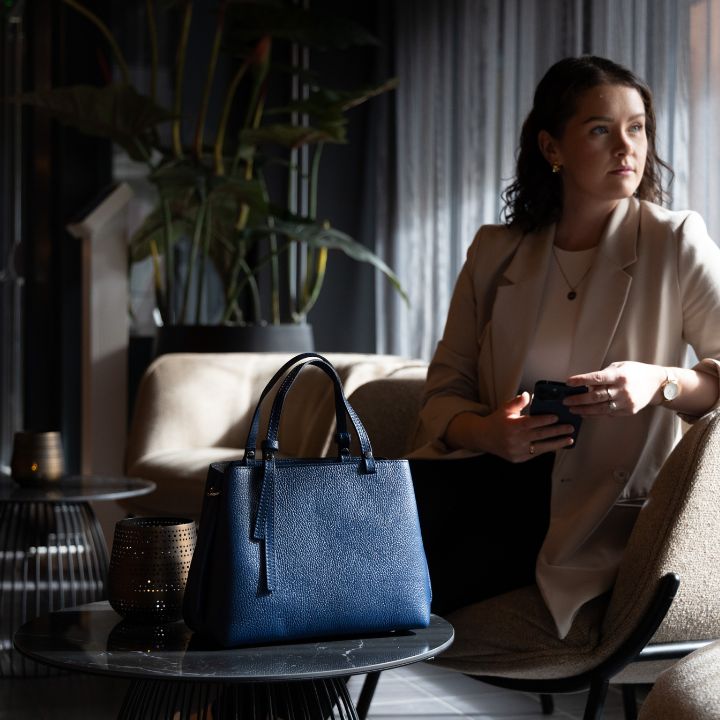 Dameveske i mørkblått skinn fra Italia