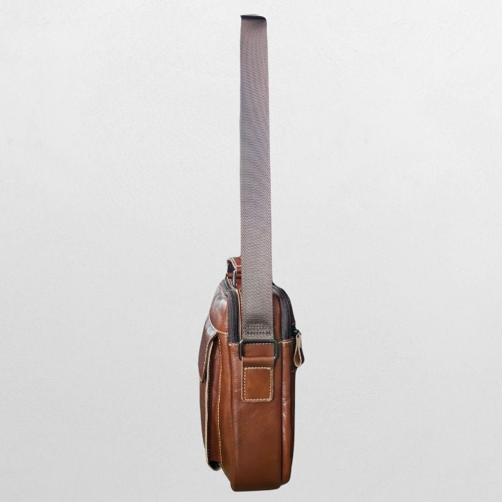 Skulderveske i mykt brunt skinn – praktisk og stilren. Gratis frakt