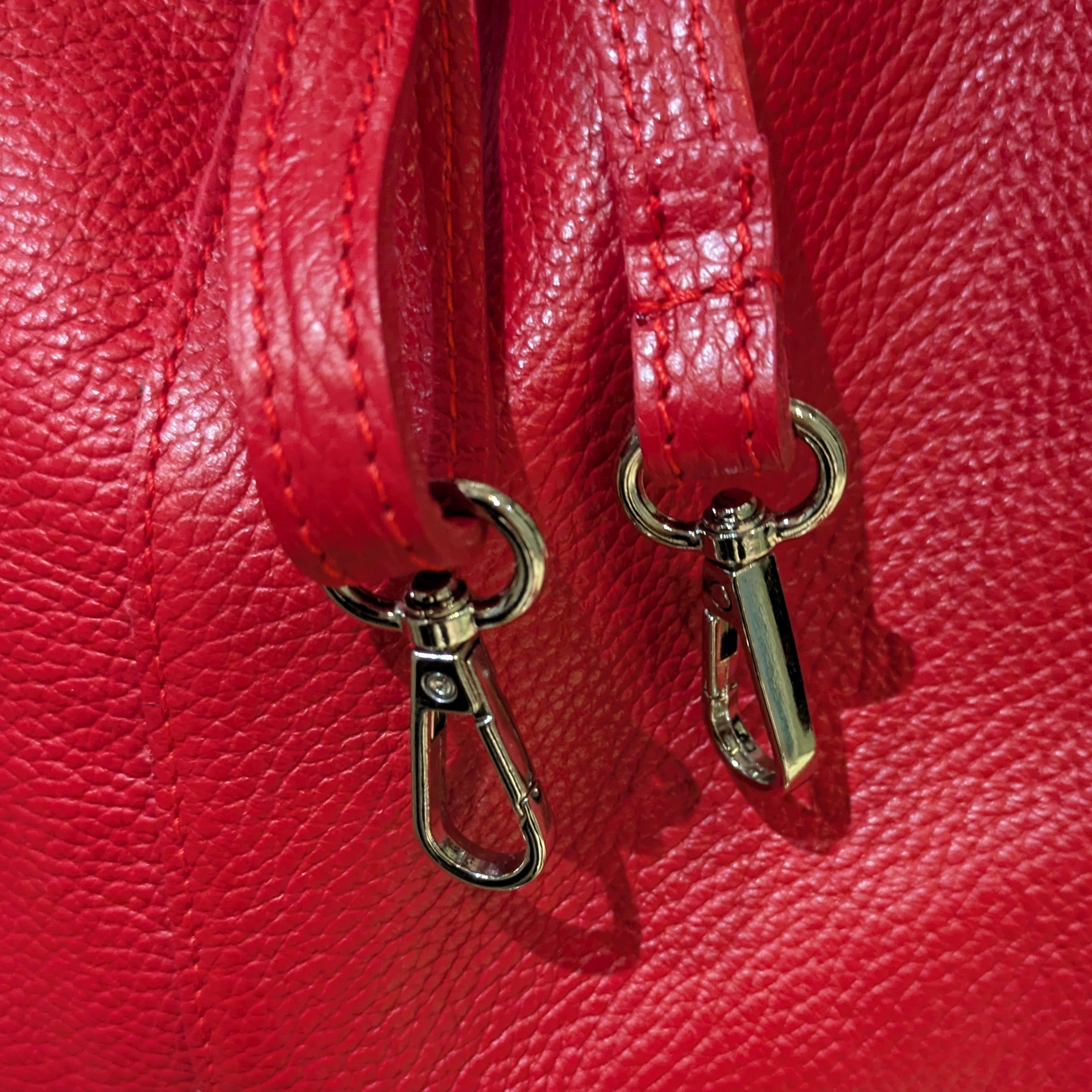 Rød Maxi Skinnveske – Håndlaget i Italia for stil, styrke og plass.