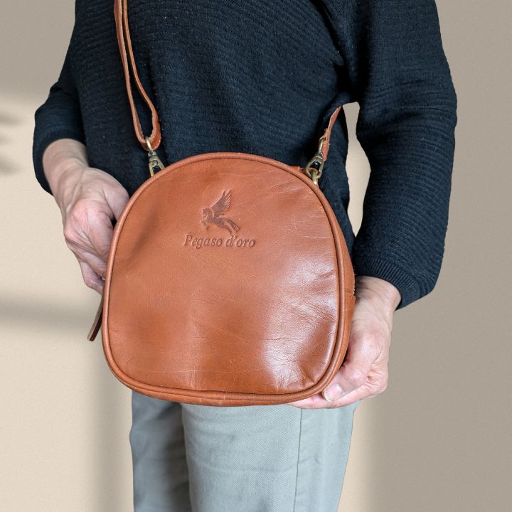 Praktisk Rund Dameveske i Brunt Skinn fra Pegaso D'oro