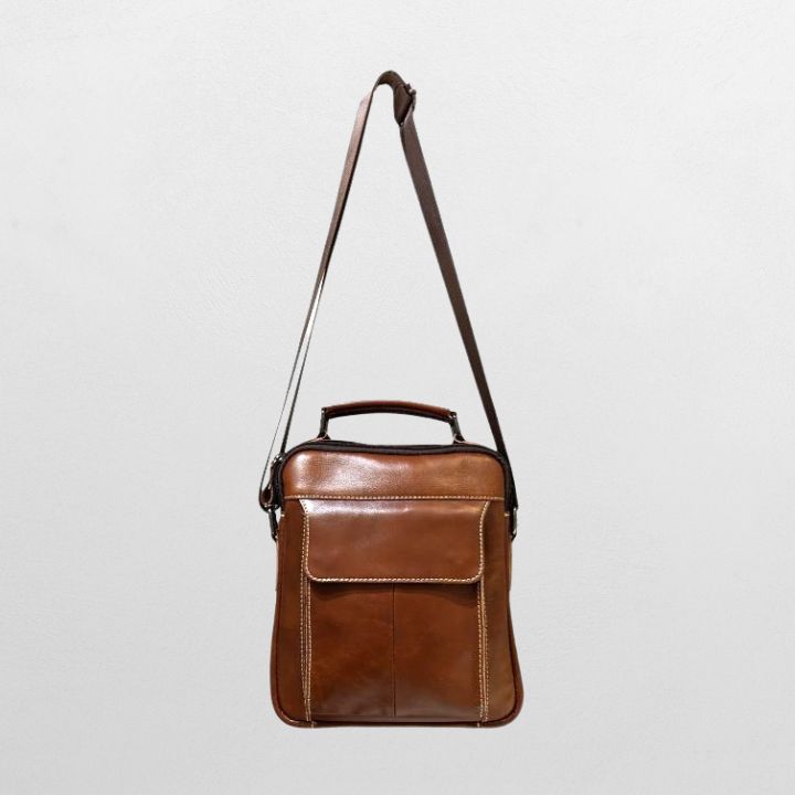 Skulderveske i mykt brunt skinn – praktisk og stilren. Gratis frakt