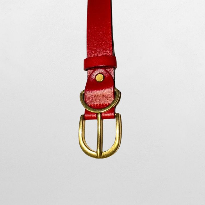 Praktisk og stilig rødt belte i ekte skinn for damer.