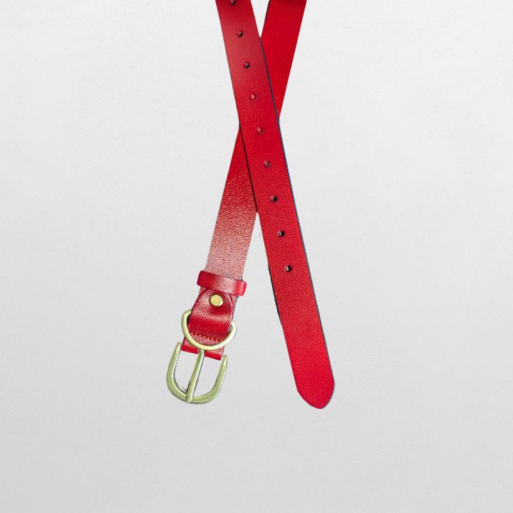 Praktisk og stilig rødt belte i ekte skinn for damer.