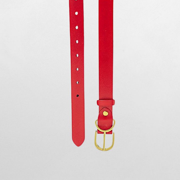 Praktisk og stilig rødt belte i ekte skinn for damer.