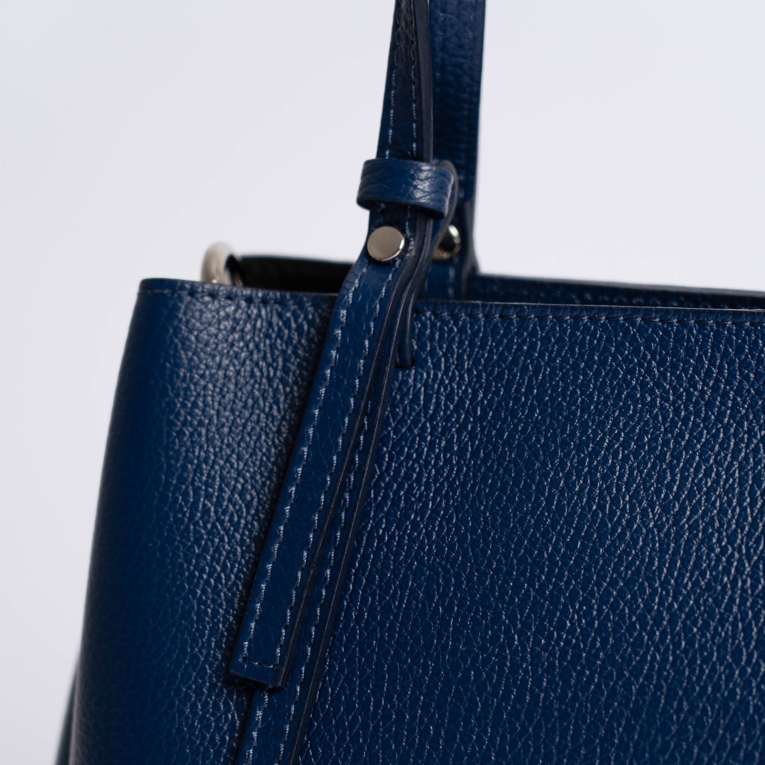 Dameveske i mørkblått skinn fra Italia