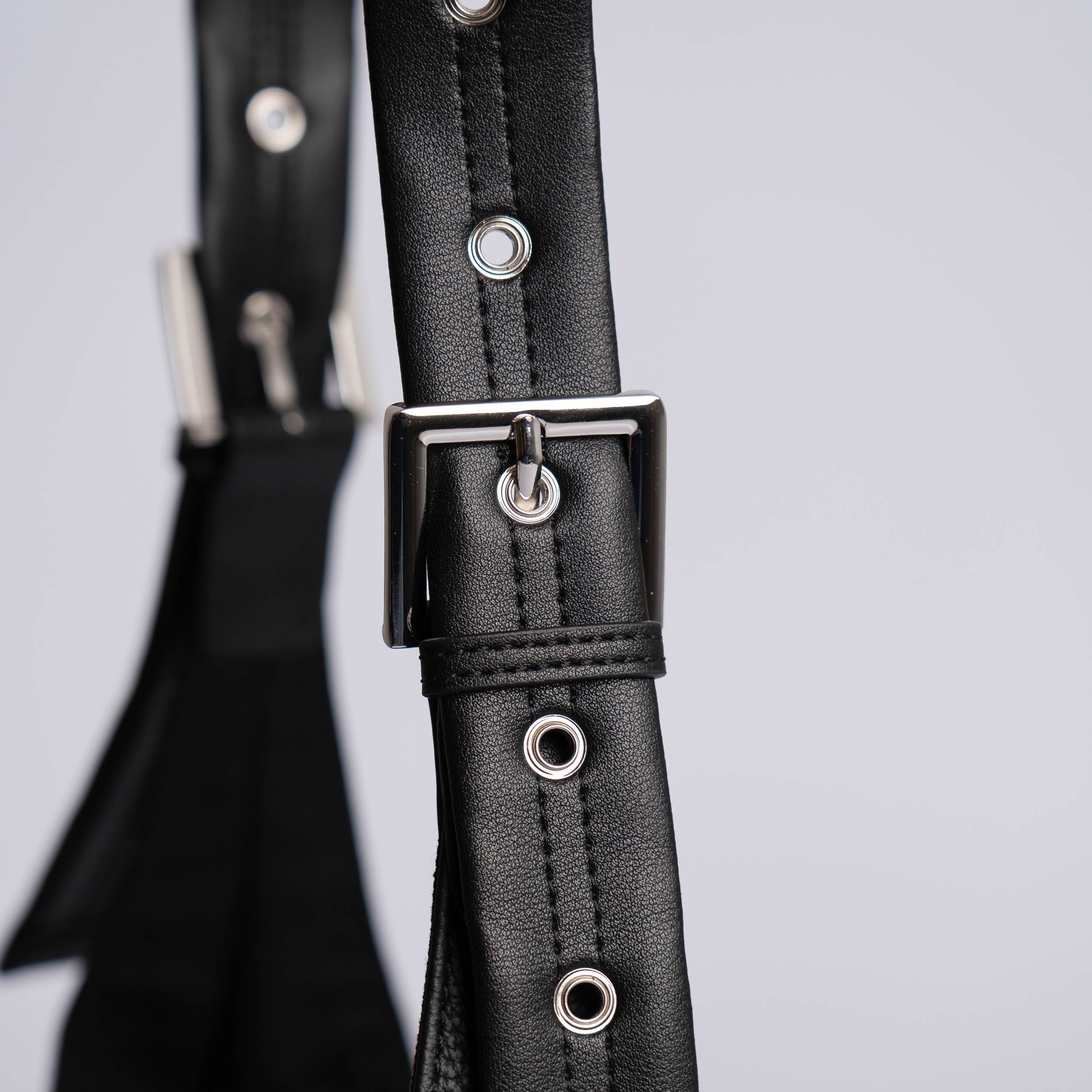 Sort Skinnveske med Magnetlås og Justerbar Stropp