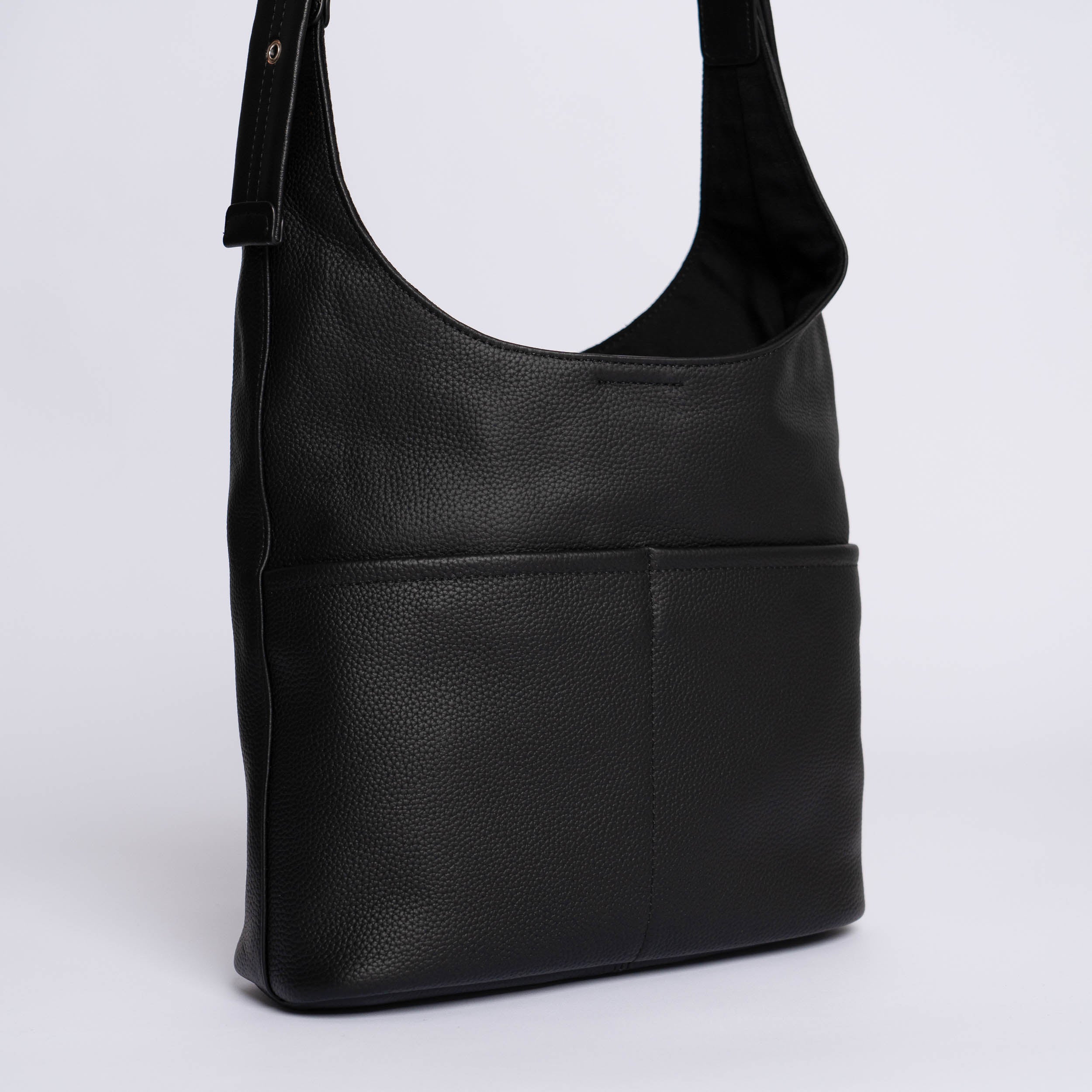 Sort Skinnveske med Magnetlås og Justerbar Stropp