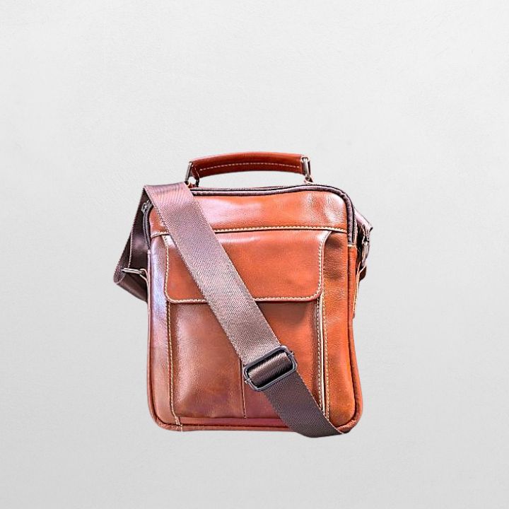 Skulderveske i mykt brunt skinn – praktisk og stilren. Gratis frakt