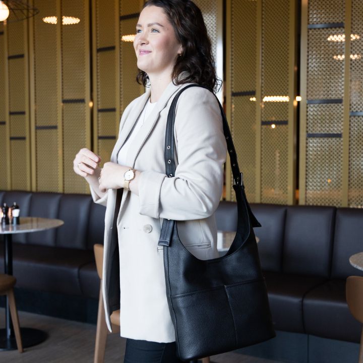 Sort Skinnveske med Magnetlås og Justerbar Stropp