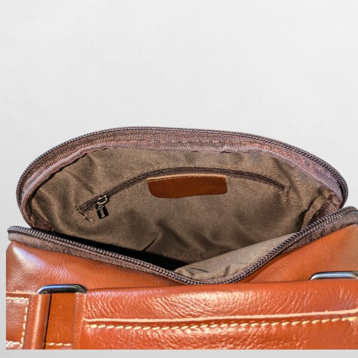 Skulderveske i mykt brunt skinn – praktisk og stilren. Gratis frakt