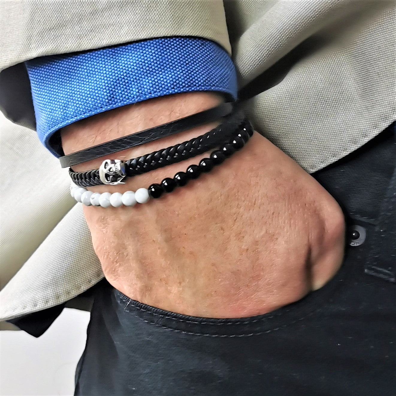 Armbåndet Skull med Hodeskalle.Sorte Skinnreimer, Perler og Rustfritt Stål - Zantani.no