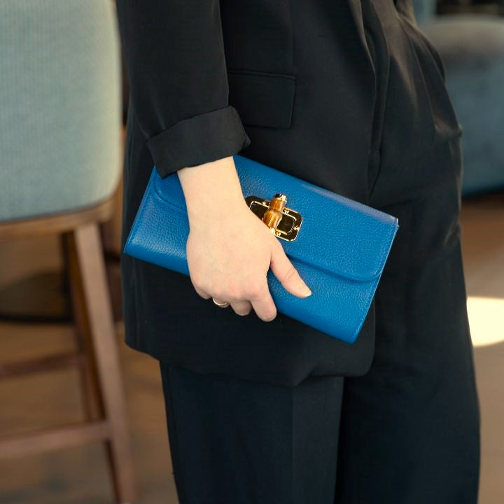 Stilig og praktisk crossbody/clutch veske i blått skinn