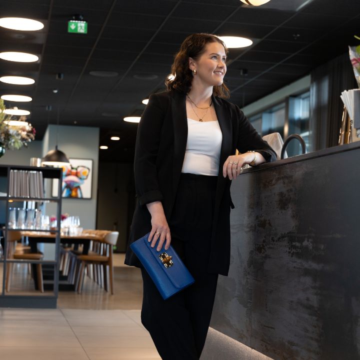 Stilig og praktisk crossbody/clutch veske i blått skinn