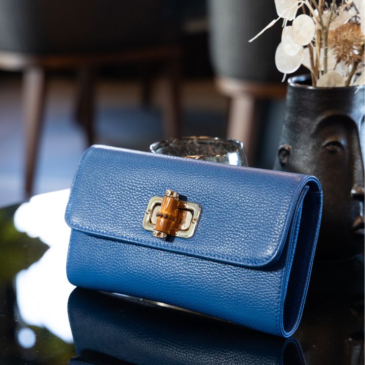 Stilig og praktisk crossbody/clutch veske i blått skinn