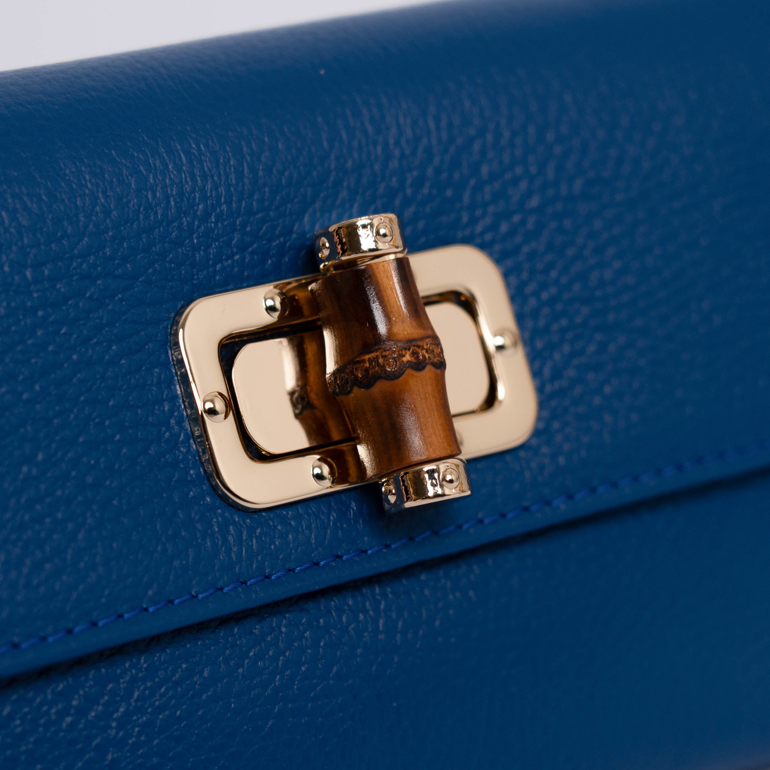 Stilig og praktisk crossbody/clutch veske i blått skinn