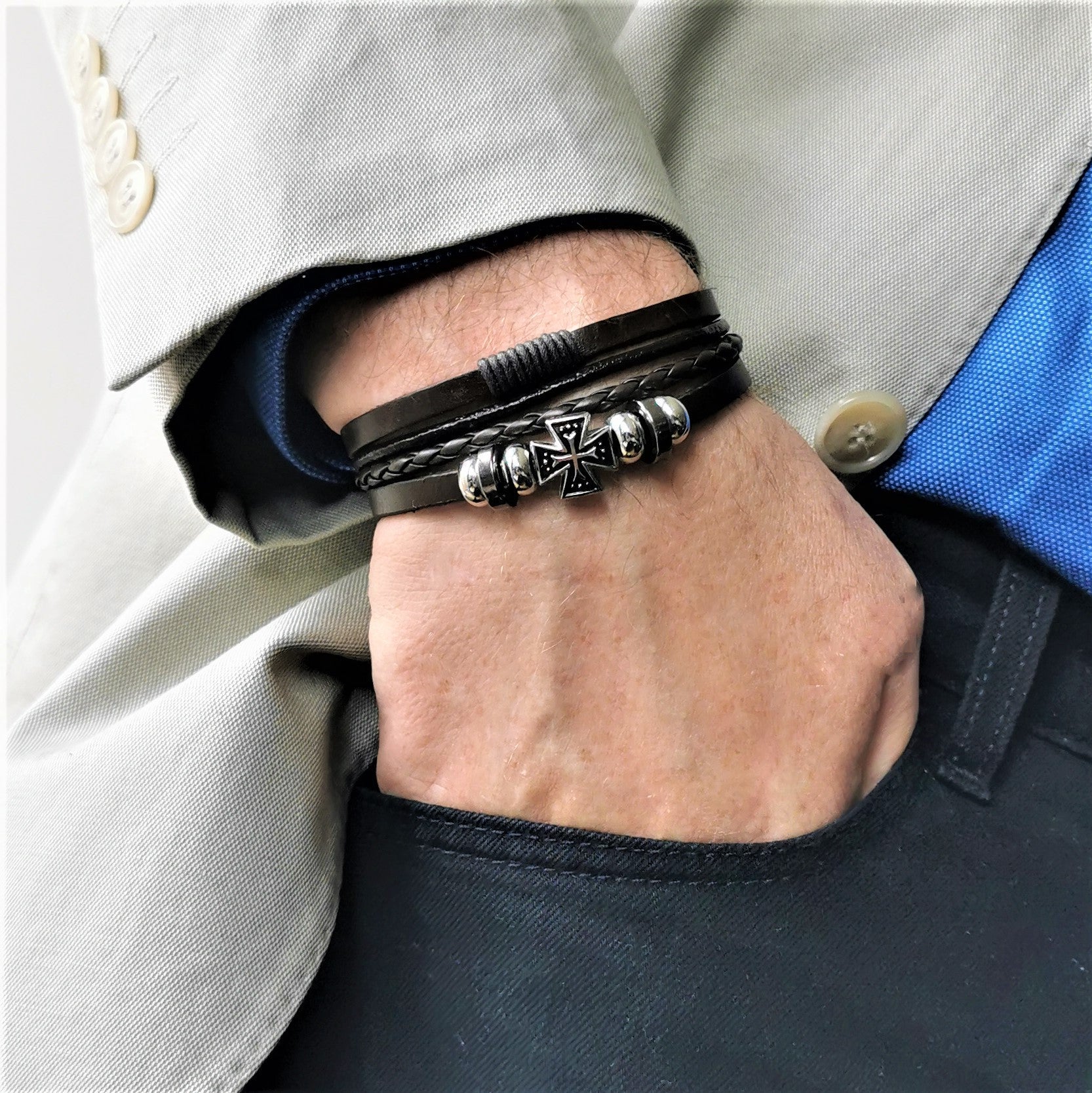 Gram. Armbånd i Skinn med Kors i Stål - Zantani.no